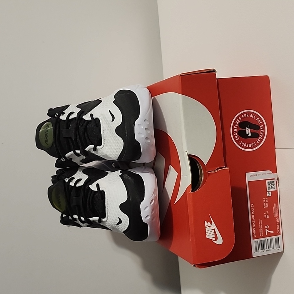 New in box NIKE Women's Air Max 2X white/blk size 7.5